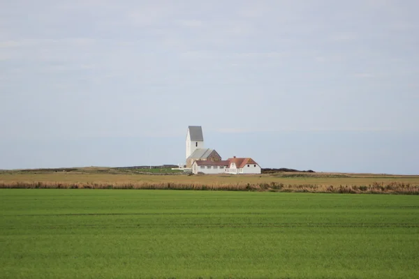 附近没有任何邻国海北部孤立的教堂 — 图库照片