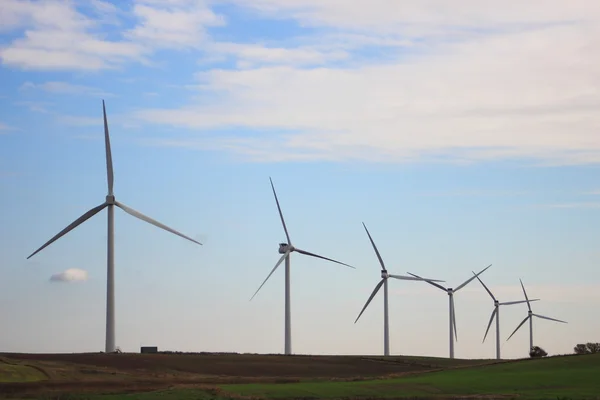 Parco eolico che produce energia sostenibile su campo verde con — Foto Stock