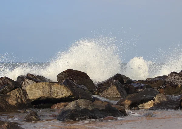 Ondas quebrando contra grandes pedras no Mar do Norte — Fotografia de Stock