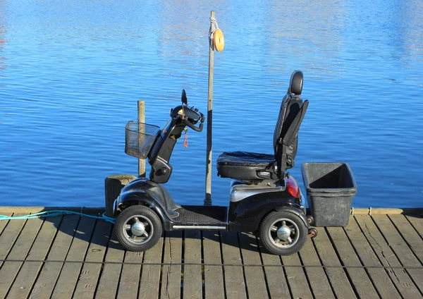 Vehículo de handicap vacío dejado en el muelle de pesca — Foto de Stock