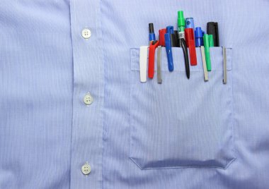 mavi gömlek cep ile birçok farklı tükenmez kalem ve dipleri