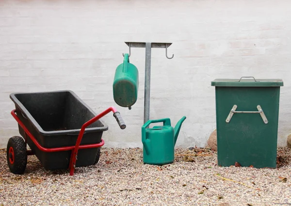 Green and black gardening tools at graveyard — Stock Photo, Image