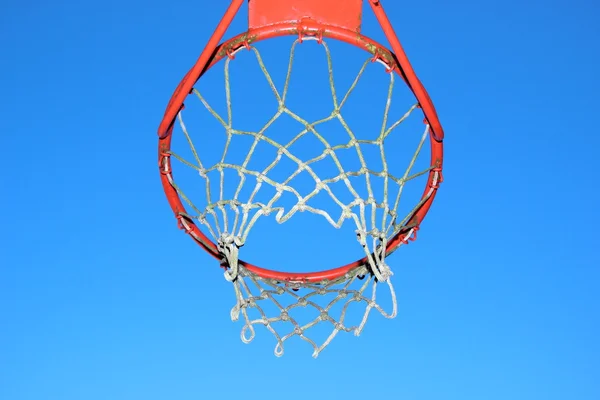 Rede de basquete isolado no fundo azul céu — Fotografia de Stock