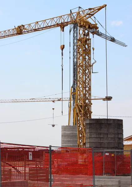 Guindaste de construção com contrablocks pesados e céu azul — Fotografia de Stock