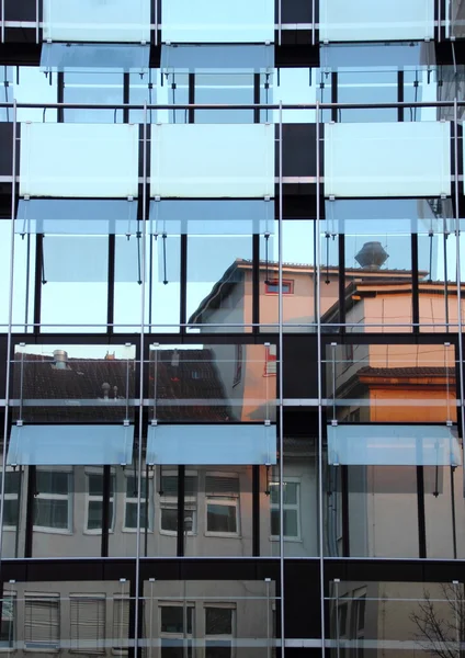 Venster reflectie van oude gebouw in office gevel - verticale — Stockfoto