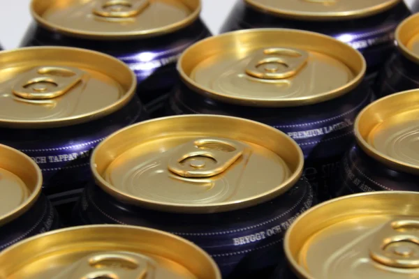 Latas de cerveja de metal com chapeamento superior de ouro — Fotografia de Stock