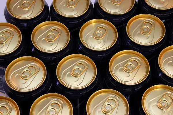 Vista superior de latas de cerveja com top dourado — Fotografia de Stock