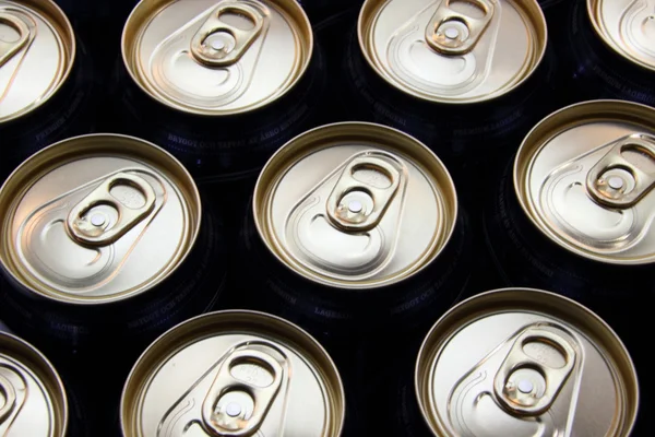 Vista de latas de cerveja com tampo de prata — Fotografia de Stock