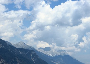dağ silsilesi ile siyah bulutlar üzerinde göster