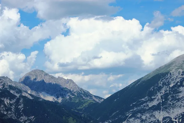 山脉和天空在奥地利阿尔卑斯山 — 图库照片