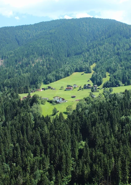 Einsame Häuser am Hang in den fantastischen Alpen — Stockfoto