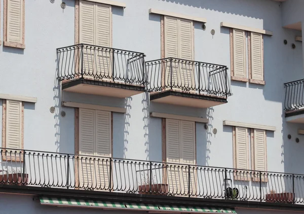 Balkon ve demir çit ile af bina cephe — Stok fotoğraf