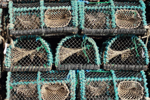 Gros plan de casiers à pêche usés pour anguilles — Photo