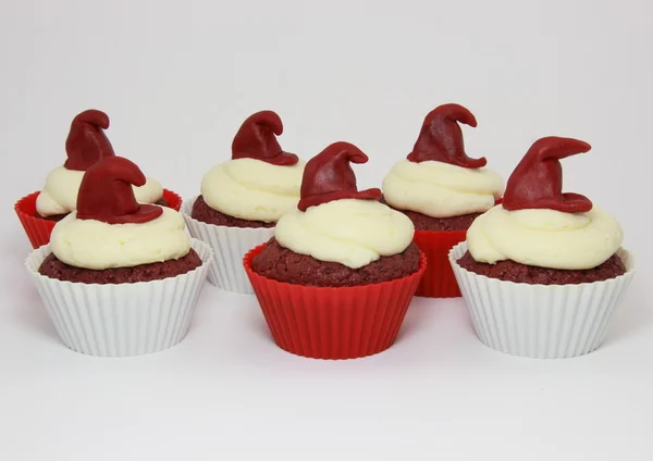 A krémhez elszigetelt red velvet cupcakes — Stock Fotó