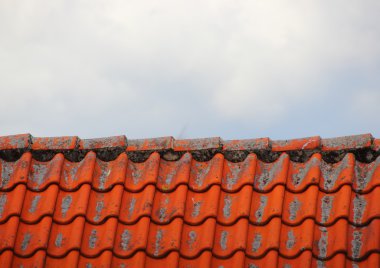 Roof top kırmızı kiremit ve bulutlar