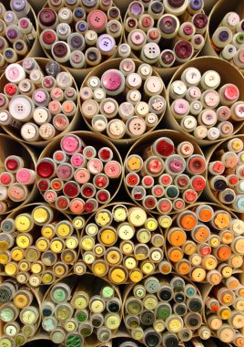 ayrı ayrı borular içinde izole düğmesi koleksiyonu