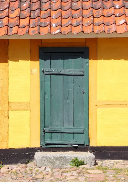 Pintu kayu tua dengan ubin merah dan dinding kuning — Stok Foto