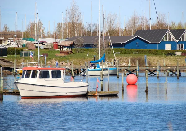 Rode marker bal in haven met schepen water en gebouwen — Stockfoto