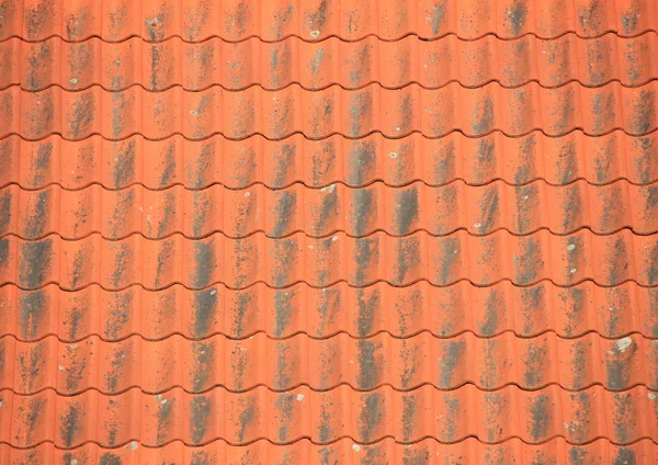 오래 된 빨간 지붕 타일 검은 녹을 — 스톡 사진