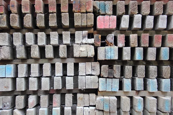 Vue isolée sur poteaux de construction en bois — Photo