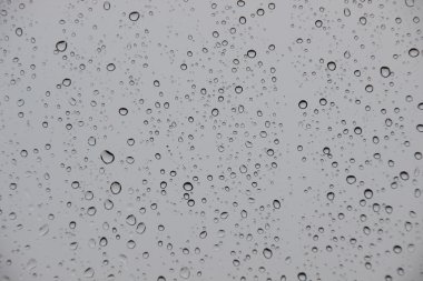 siyah fırtınalı Hava dışında penceresindeki yağmur damlaları