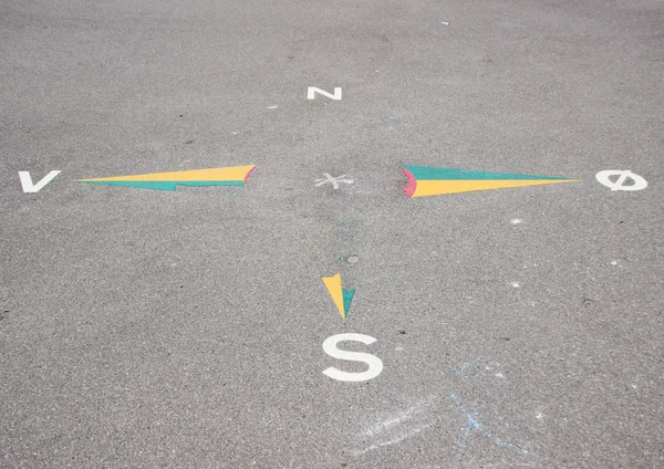 Okul bahçesinde asfalt dünya köşe işareti — Stok fotoğraf