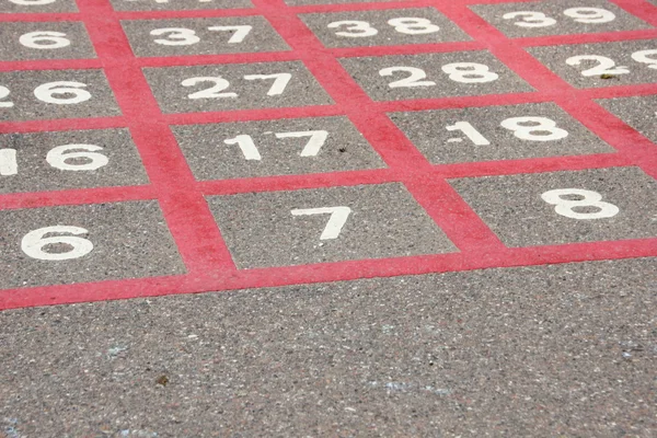 Nummer zeven in rode lijn matrix op asfalt Stockafbeelding