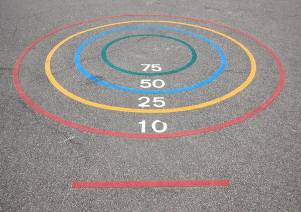 Quoits spel met winnende cirkels en basislijn op asfalt Stockfoto