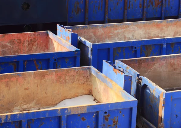 Samling av tomma blå containrar på vintern — Stockfoto