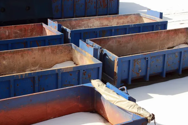 Sammlung von leeren blauen Containern im Winter — Stockfoto