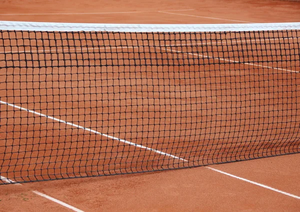 Tennis netto op lege rode grind Hof Rechtenvrije Stockafbeeldingen