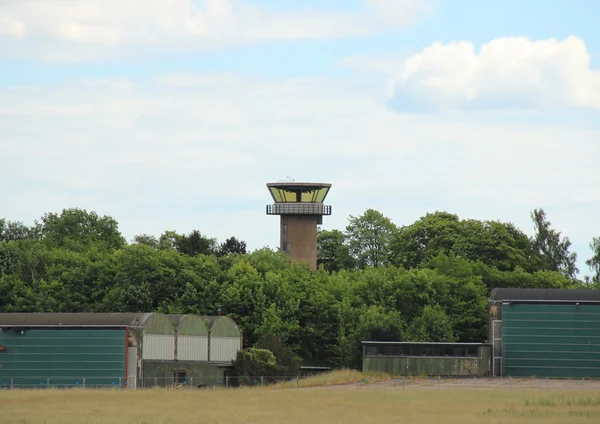 Vliegveld verkeerstoren verstopt in bos met wolken — Stockfoto