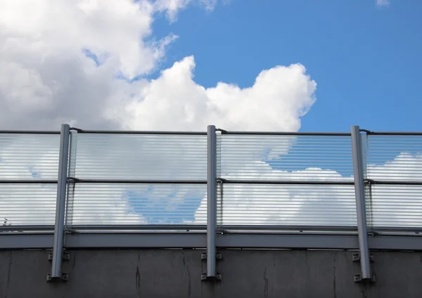 Металлические и стеклянные перила с голубым горизонтальным небом — стоковое фото