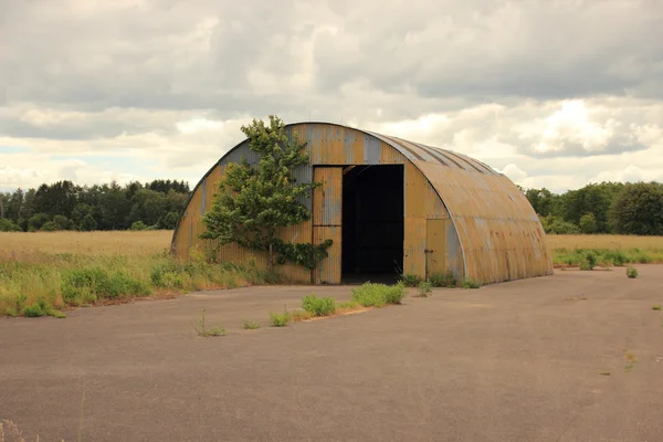 Sheet metal shelter with open door — Stock Photo, Image