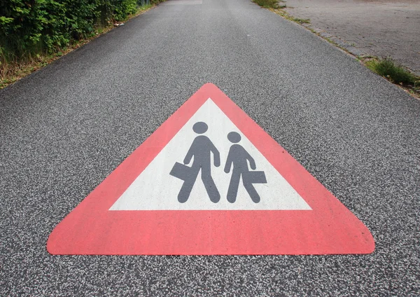 Assine na estrada de asfalto com a escola ou o trabalhador — Fotografia de Stock