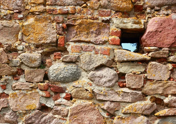 Eski harabe duvara delik olan kaya — Stok fotoğraf