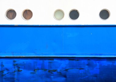 Kabinlerin ve gövdesi beyaz ve mavi treni arka plan üzerine