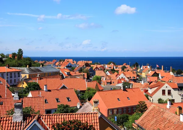 Telhados vermelhos e oceano na cidade de Gudhjem, na Dinamarca — Fotografia de Stock