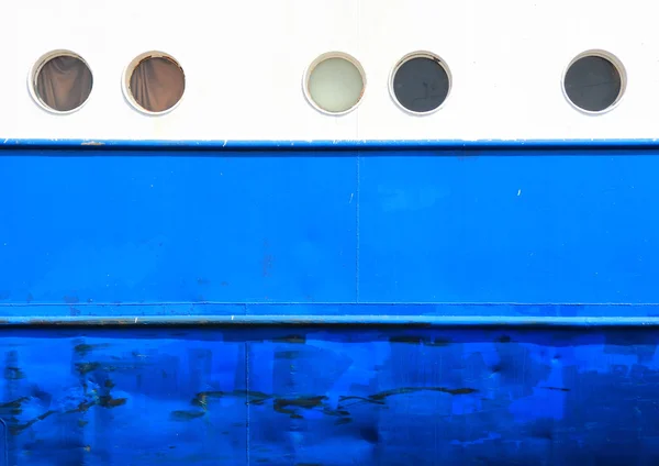 Hublots et coque sur fond de dessous de verre blanc et bleu — Photo