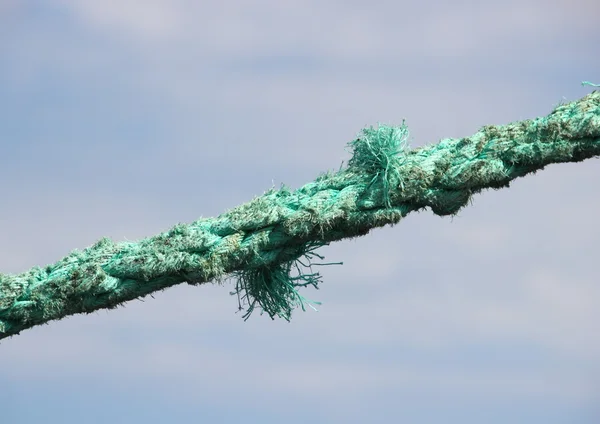 Corda di ancoraggio strappata verde con sfondo cielo — Foto Stock