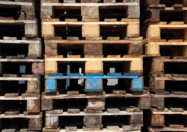 Selezione di pallet di trasporto in legno vista frontale — Foto Stock