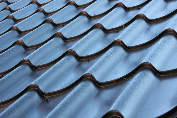Perspektiva zakřivené černé kovové střechy — Stock fotografie
