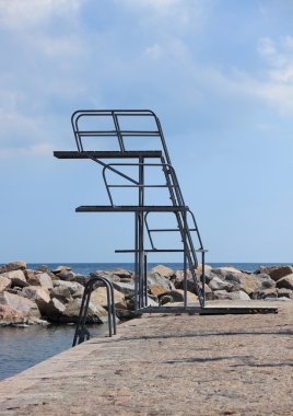 iki katlı açık metal dalış kulede