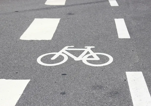 Señal de bicicleta horizontal sobre asfalto con rayas blancas —  Fotos de Stock