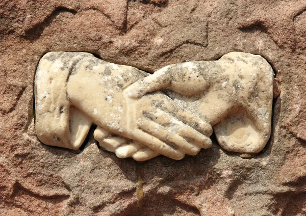Vieja efigie de estrechar las manos en mármol — Foto de Stock