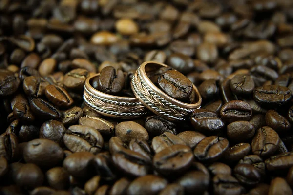 Dwa złote obrączki w kawa커피 콩에서 2 개의 골드 결혼 반지. — Zdjęcie stockowe