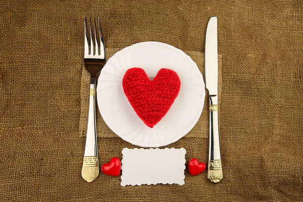 Beyaz tabak kırmızı kalp — Stok fotoğraf