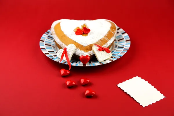 Pastel de San Valentín en el fondo rojo — Foto de Stock