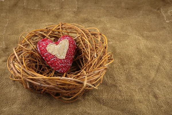 Een handgemaakte hart in het nest — Stockfoto