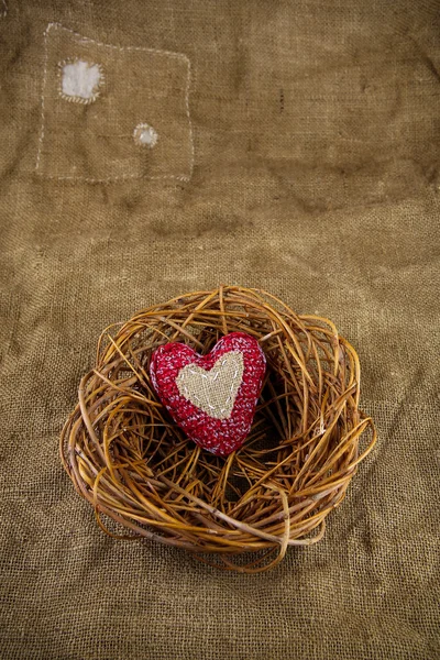 Un corazón hecho a mano en el nido — Foto de Stock